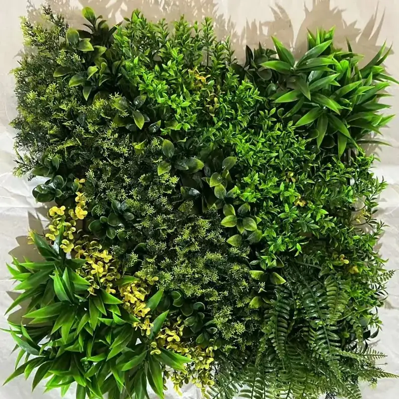 دیوار پر مصنوعی گھاس